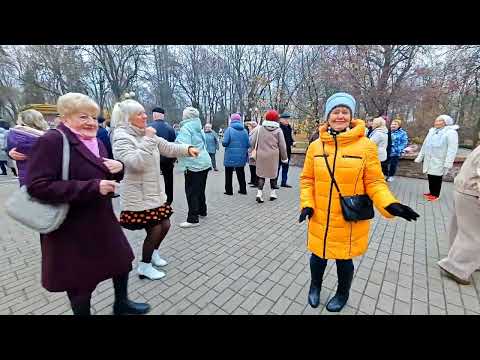 Видео: 8.11.25г... "Нас Молодёжь Считает Бабками"... звучит в Гомельском парке... 