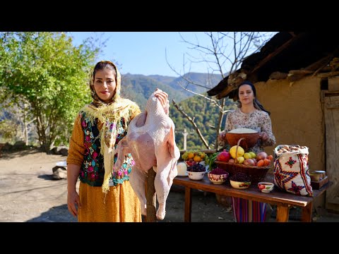 Видео: Большая индейка, фаршированная фруктами и орехами и приготовленная на улице в деревне