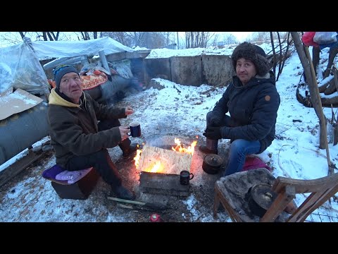 Видео: БОМЖИ ЖИЗНЬ КОТОРЫХ ПРОХОДИТ НА ТЕПЛОТРАССЕ