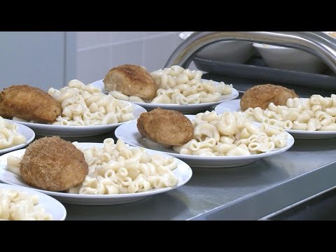 Видео: «Добавить в меню пельмени»: как изменится питание в школьных столовых?
