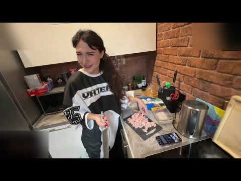 Видео: КАТЯ ГОТОВИТ ДЛЯ САШИ ЕДУ - ekatze007, enzzai