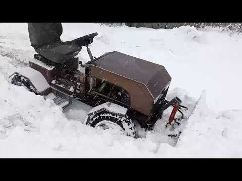 Видео: Самодельный минитрактор классика 4×4.Уборка снега.snow removal with a homemade minitractor.