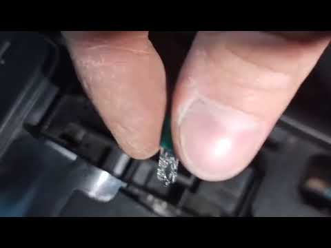 Видео: Как заменить лампу подсветки селектора АКПП на Toyota (Corolla}