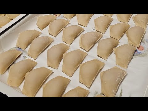 Видео: ИДЕАЛЬНОЕ ТЕСТО НА ПЕЛЬМЕНИ И ВАРЕНИКИ. СОЧНЫЕ, НЕ РАЗВАРИВАЮТСЯ ПРИ ВАРКЕ.