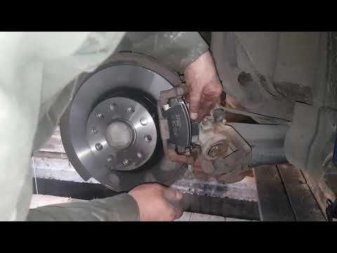 Видео: Замена задних тормозных дисков и колодок VW Jetta 1,4 tsi caxa 2012 г.в. Подробный отчет.