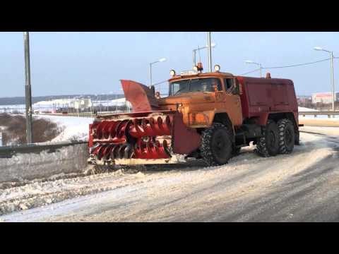 Видео: Снегоуборочная машина ЗИЛ 131 со шнеком и механизмом отбрасывания снега в Калуге
