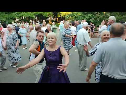 Видео: 17.06.23г."Отцвела СИРЕНЬ в Моём САДОЧКЕ"...на танцполе.