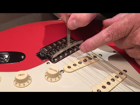 Видео: Как использовать радиусный калибр на бридже — Fender American Vintage II '61 Strat