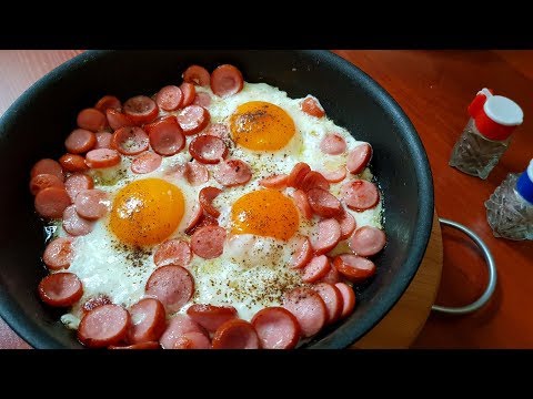 Видео: ЯИЧНИЦА С СОСИСКАМИ САМАЯ ПРОСТАЯ // ЗАВТРАК В СКОВОРОДЕ за 3 минуты