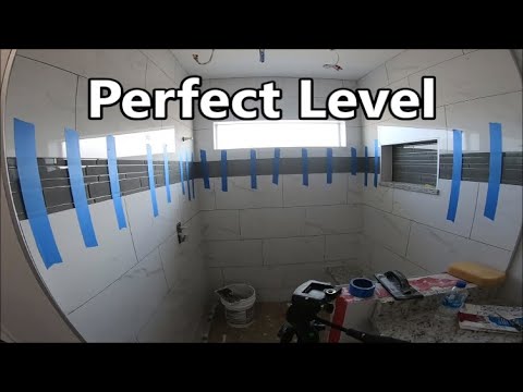 Видео: Как установить акцентную стеклянную плитку в душевой кабине (идеально ровно)