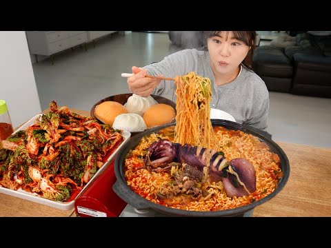 Видео: Горячий суп с лапшой быстрого приготовления и целыми кальмарами 🦑Кимчи Мукбанг из озимой капусты