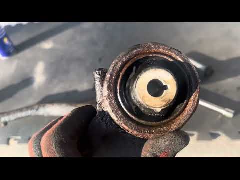 Видео: VW T5 T6 Передние нижние сайлентблоки поперечного рычага - Быстрая и простая замена - Устранение ...