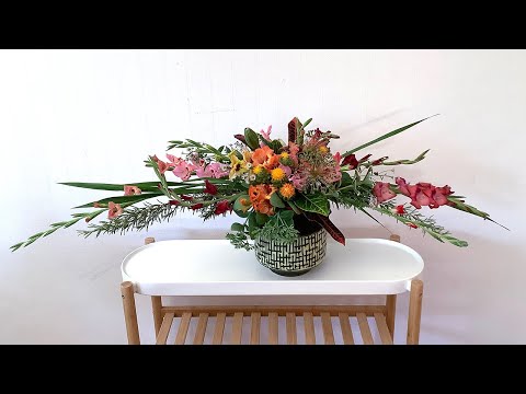 Видео: Как создать радужный цветок гладиолуса в ретро-вазе