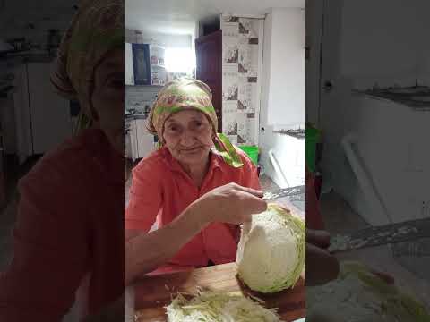 Видео: салат из свежей капусты с мясом