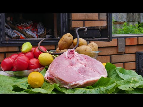 Видео: Отруб СВИНОГО ОКОРОКА в МАРИНАДЕ из ХРЕНА в дровяной печи
