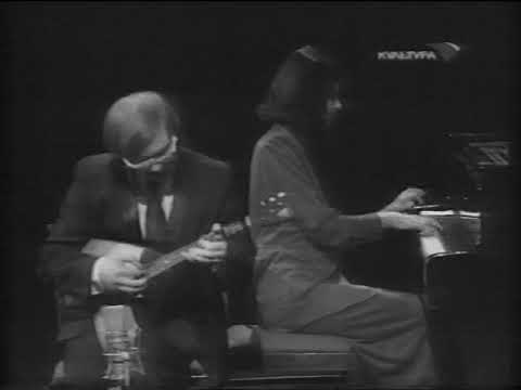 Видео: Андрей Горбачёв и Александр Марчаковский шпарят на балалайках.