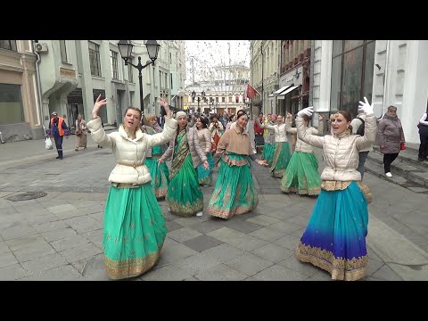 Видео: 2022 04 23  Харинама Кузнецкий Мост. Harinama on Kuznetsky Most Street.