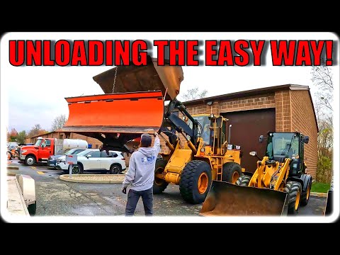 Видео: Использование тяжелой техники для разгрузки снегоочистителей!