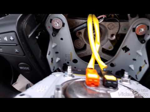 Видео: Как снять руль Toyota Avensis 2008