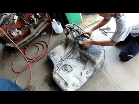 Видео: Как снять и заменить бензобак и топливный насос Chrysler 300
