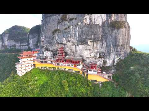 Видео: Огромный древний храм был обнаружен под скалой в горе в Гуйчжоу