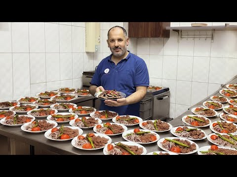 Видео: Печь и секретный рецепт кёфте сделали эту семью знаменитой в Измире | Уличная еда