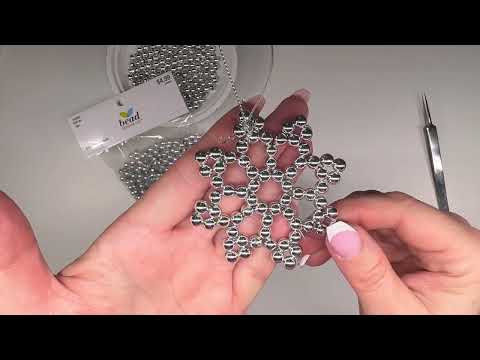Видео: Снежинка из бусин.