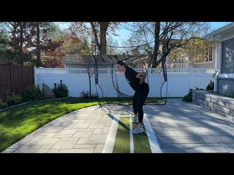 Видео: Подача в софтболе: удар бедром/ногой во время подачи