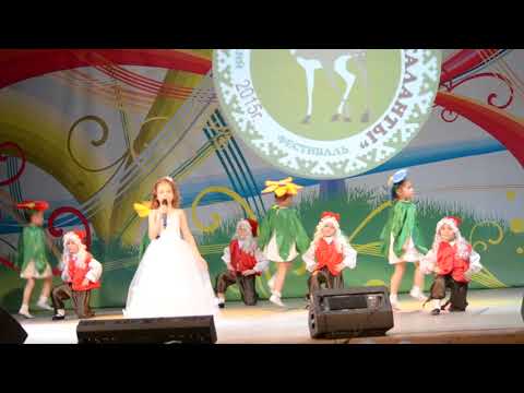 Видео: Скачет по полям