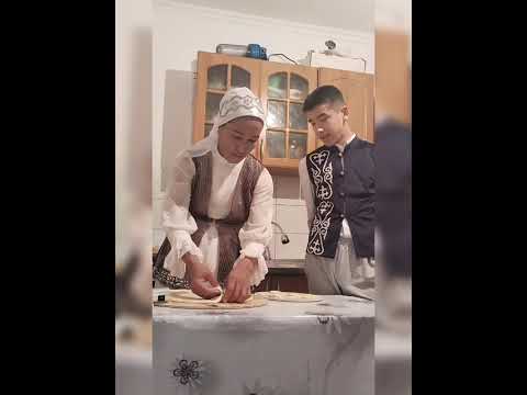 Видео: Дастанға анасы бауырсақ пісіруде.