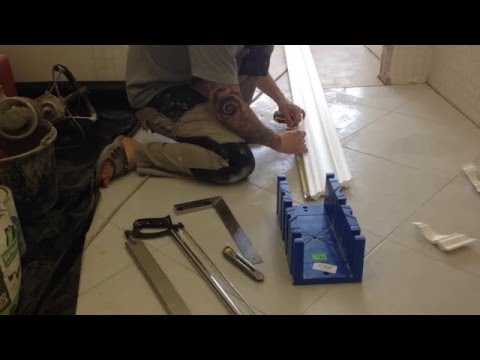 Видео: Мастер класс по подрезке багетов(галтелей) и их поклейки