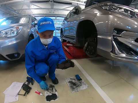 Видео: BRAKE PADS REPLACEMENT in JAPAN // Как меняют колодки в Японии. LC Prado и колодки Akebono AN-690WK!