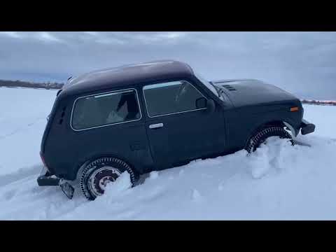 Видео: Испытание резины Кама по мокрому снегу в поле на Ниве