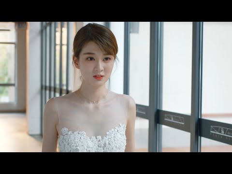 Видео: Босс не смог найти модель невесты, помощница примерила платье — все в шоке!