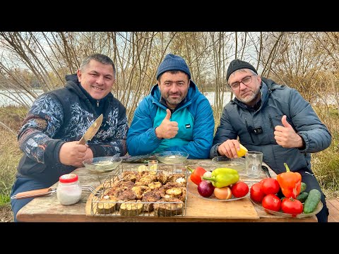 Видео: Самый Вкусный Ужин Из Рыбы С Друзьями На Рыбалке! Шашлык из Рыбы / Уха на костре