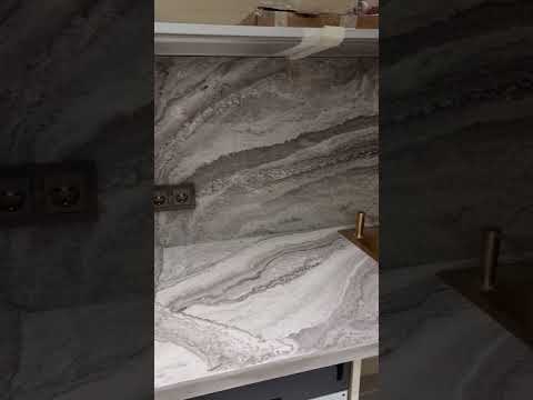 Видео: Epoxy marble kitchen countertop and backsplash - Кухонная столешница и фартук литьевой мрамор