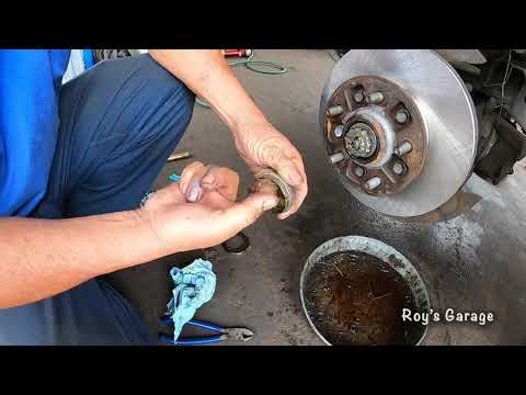 Видео: Как заменить передние тормозные колодки, роторы, суппорты и сальники ступичных подшипников на Toy...