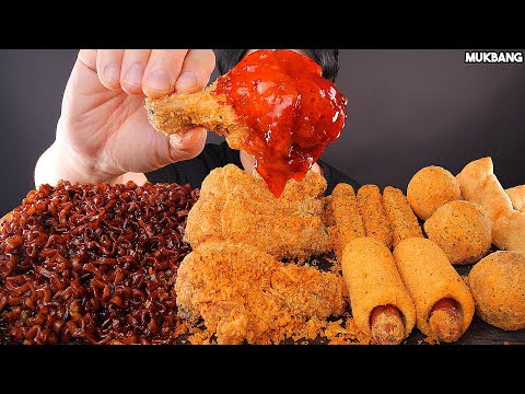 Видео: жареный цыпленок и лапша Fried Chicken 🍗 Black Bean Noodles EATING ASMR MUKBANG