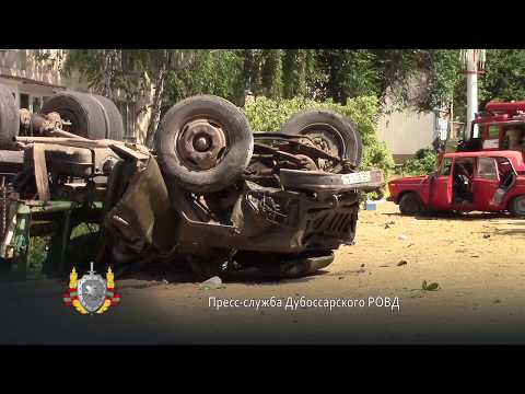 Видео: Неуправляемый грузовик протаранил три легковушки