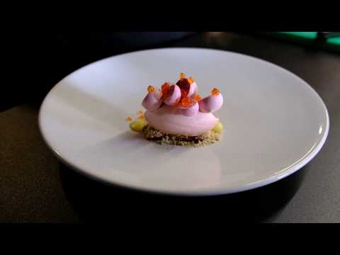 Видео: Клубничный десерт, приготовленный звездой Мишлен в ресторане Meliefste