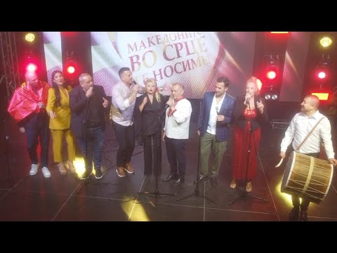 Видео: Македонската естрада на плоштадот во Берово ја пее ,,Блажена горо зелена" 