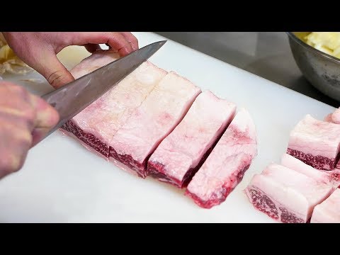 Видео: Японская еда - корова язык карри говядина стейк Токио Япония