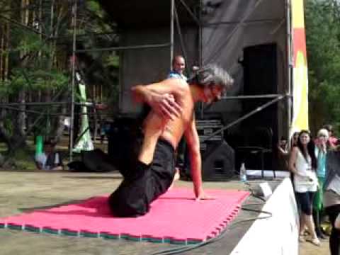 Видео: Самый гибкий человек планеты! [Селигер 2012]