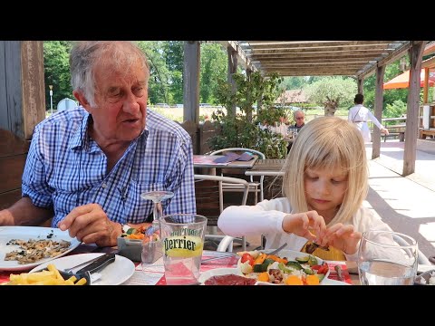 Видео: Едим лягушек во Франции