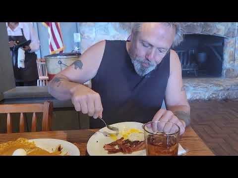Видео: ЗАВТРАК НА ОБЕД В МЕСТНОМ CRACKER BARREL #crackerbarrel #завтрак #беконидэггс #блины