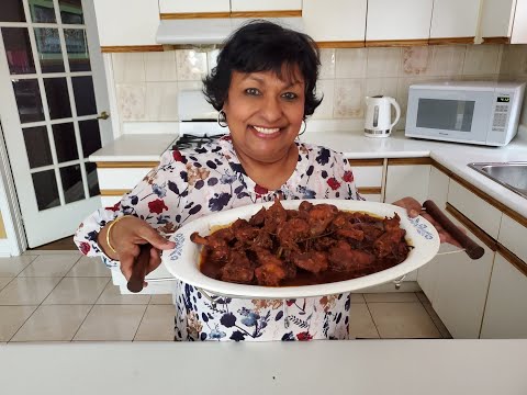 Видео: ЭПИЗОД ПЕРВЫЙ. Тушеная курица (серия «Воскресный обед в Тринидаде») — Mom's Trini Cooking