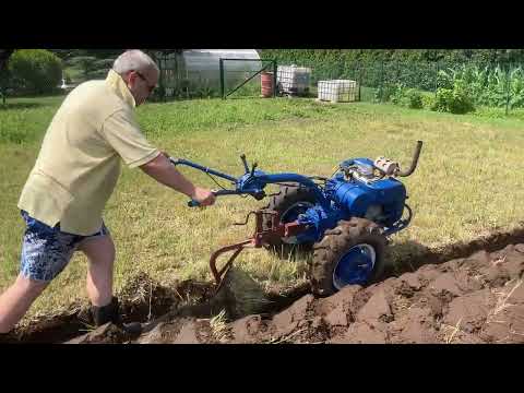 Видео: Мотоблок МТЗ 05. Пахота в середине лета.