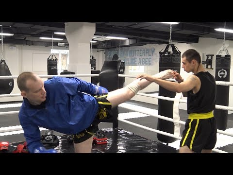 Видео: Боковой удар ногой в Ушу-Саньда (Сайд Кик). Как правильно бить, упражнения и применение в бою