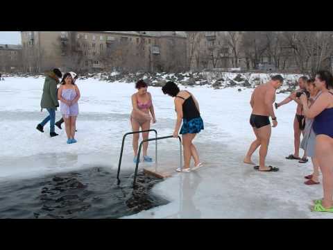 Видео: Челябинск Моржи Оз Смолино   13 12 2015 г