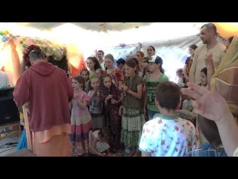 Видео: Дхирашанта осыпает детей лепестками роз)) "Гауранга 2017"